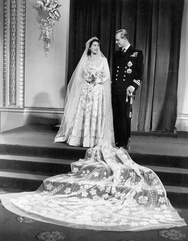 В 1947 году принцесса Елизавета вышла замуж за своего дальнего родственника Филиппа Маунтбаттена, получившего титул герцога Эдинбургского - Sputnik Кыргызстан