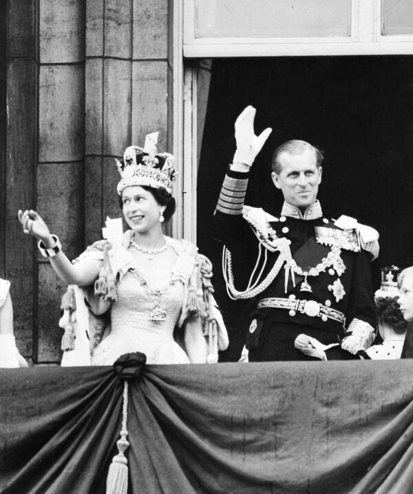 В феврале 1952-го умер отец Елизаветы, король Георг VI. 25-летняя наследница была коронована в июне. - Sputnik Кыргызстан