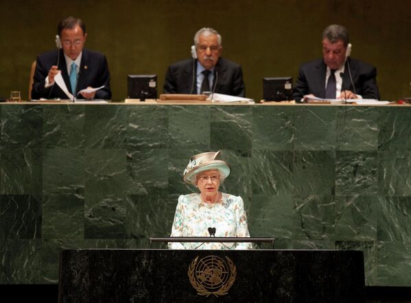 Елизавета II обращается к участникам Генассамблеи ООН в 2010-м. Тогда она выступила впервые за 53 года. - Sputnik Кыргызстан