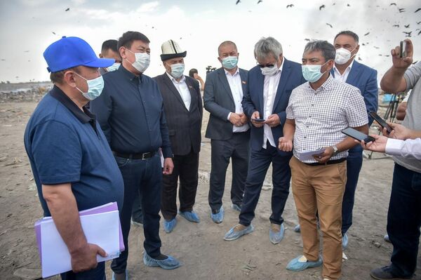 К концу сентября в Бишкеке начнется строительство мусороперерабатывающего завода, заявил мэр Эмильбек Абдыкадыров на выездном совещании с участием депутатов Жогорку Кенеша - Sputnik Кыргызстан