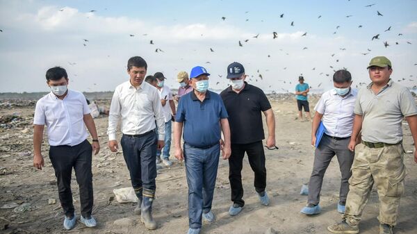 Выездное совещание мэра Бишкека и депутатов ЖК на свалочном полигоне - Sputnik Кыргызстан