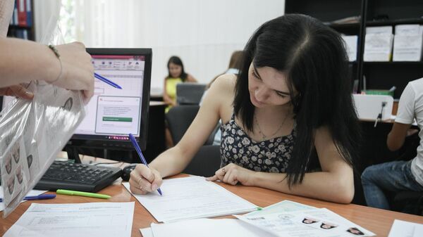 Абитуриенты подают документы. Иллюстративное фото - Sputnik Кыргызстан
