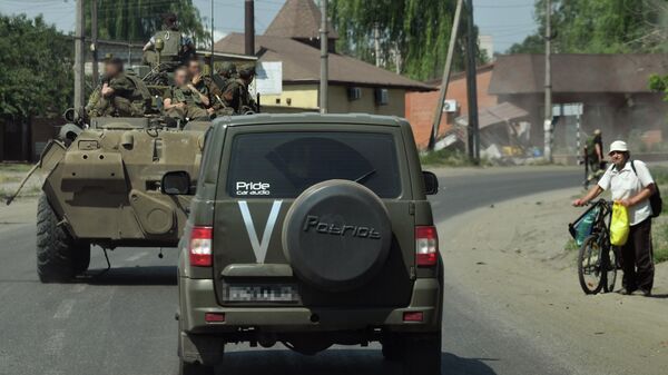 Военнослужащие Вооруженных сил РФ едут по дороге города Изюм. Архивное фото - Sputnik Кыргызстан