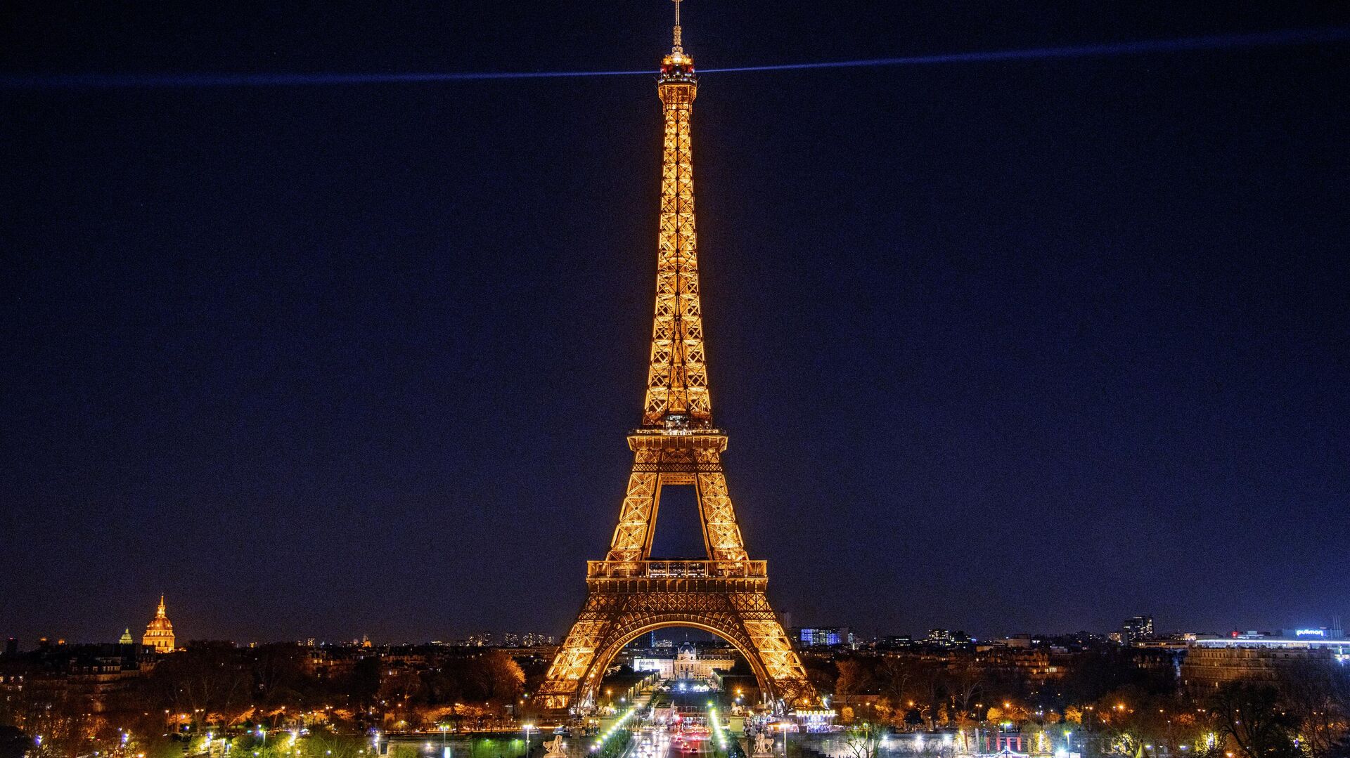 Эйфелева башня в Париже с включенной подсветкой. Архивное фото - Sputnik Кыргызстан, 1920, 11.09.2022