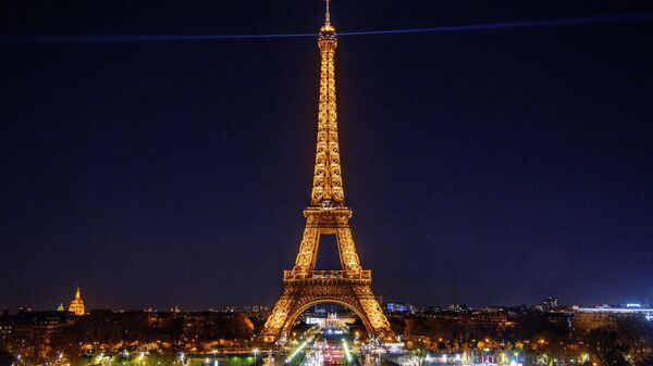 Эйфелева башня в Париже с включенной подсветкой. Архивное фото - Sputnik Кыргызстан