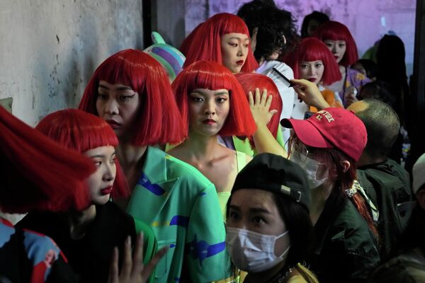 Модели готовятся к показу на Китайской неделе моды в Пекине - Sputnik Кыргызстан