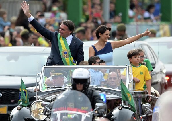 Президент Бразилии Жаир Болсонару и первая леди Мишель Болсонару во время военного парада по случаю 200-летия независимости страны - Sputnik Кыргызстан