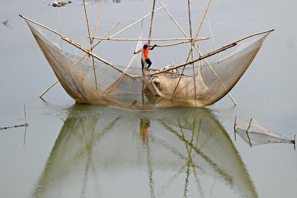 Рыбак на реке Ямуна в Нью-Дели (Индия) - Sputnik Кыргызстан