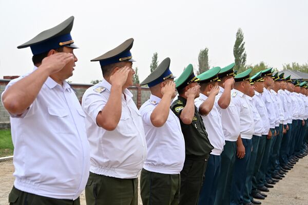 Глава государства добавил, что планируется повысить оклады военнослужащим, проходящим службу в воинских частях, расположенных в Баткенской области - Sputnik Кыргызстан