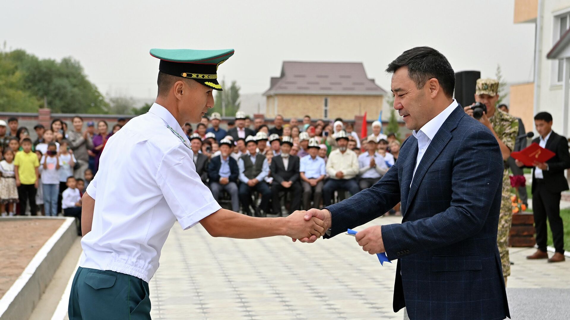Президент КР вручил ключи от новых квартир сотрудникам Пограничной службы - Sputnik Кыргызстан, 1920, 11.09.2022