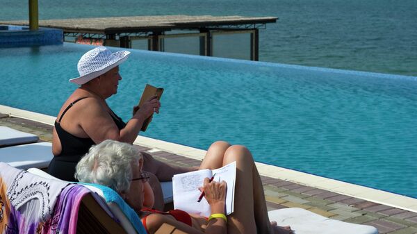 Пожилые женщины у бассейна на территории отеля у моря. Архивное фото - Sputnik Кыргызстан