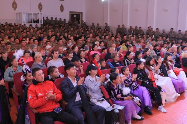 Думанаев атындагы маданият үйүндө өткөн концерт шаардын жашоочуларына жана 20636 аскер бөлүгүнүн өздүк курамына көрсөтүлдү - Sputnik Кыргызстан