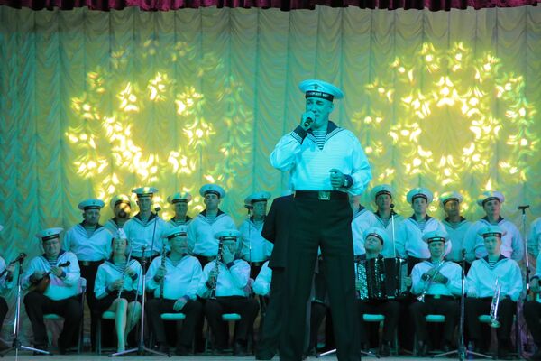 Солисты и оркестр ансамбля исполнили матросские, солдатские, народные и современные песни, а также хореографические композиции и пляски - Sputnik Кыргызстан