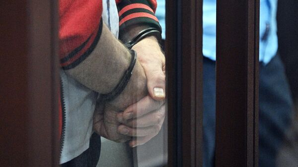 Задержанные в наручниках. Архивное фото - Sputnik Кыргызстан