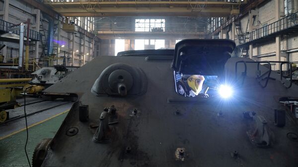 Сварщик восстанавливает кузов танка. Архивное фото - Sputnik Кыргызстан