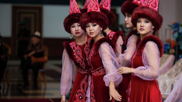 Девушки в национальной одежде. Архивное фото - Sputnik Кыргызстан