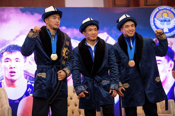 По традиции на триумфаторов надели национальную одежду и головные уборы - Sputnik Кыргызстан