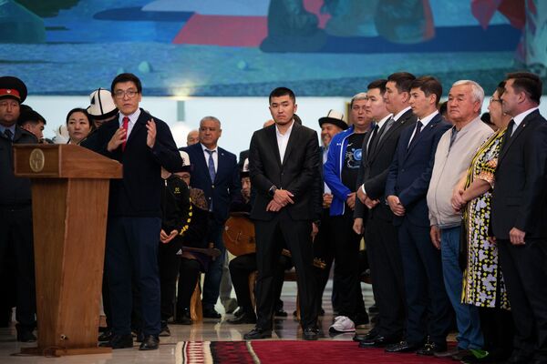 Перед медалистами выступил замглавы кабинета министров Эдиль Байсалов - Sputnik Кыргызстан