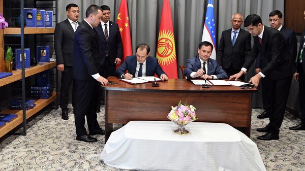 Подписание соглашения по проекту строительства железной дороги Китай-Кыргызстан-Узбекистан на полях Саммита Шанхайской организации сотрудничества в городе Самарканд - Sputnik Кыргызстан