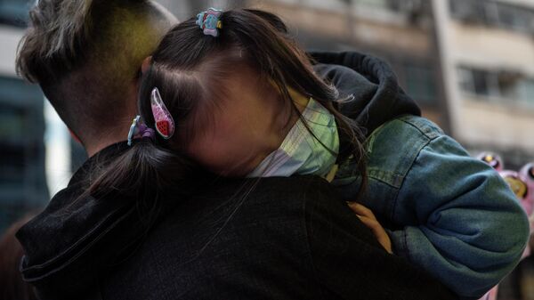 Девочка спит на плече папы. Архивное фото - Sputnik Кыргызстан