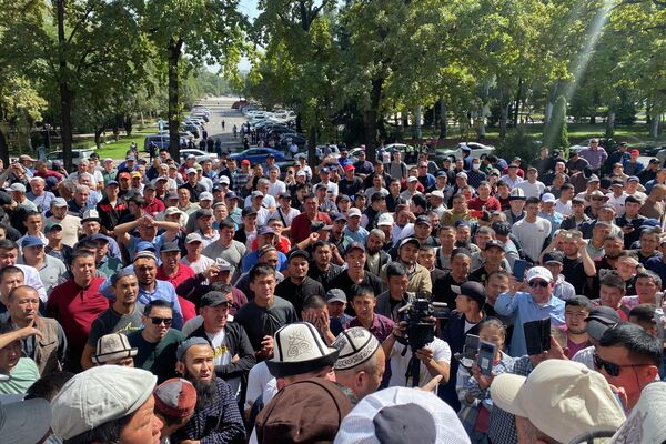 Возле здания Жогорку Кенеша в центре Бишкека проходит митинг, собравшиеся требуют остановить конфликт на границе с Таджикистаном - Sputnik Кыргызстан
