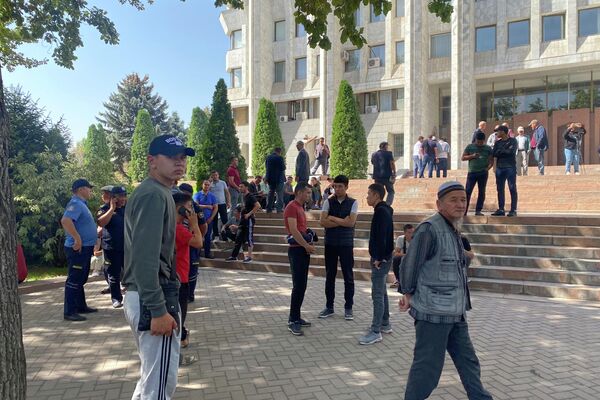 На месте находятся около 100 участников акции и милиционеры - Sputnik Кыргызстан
