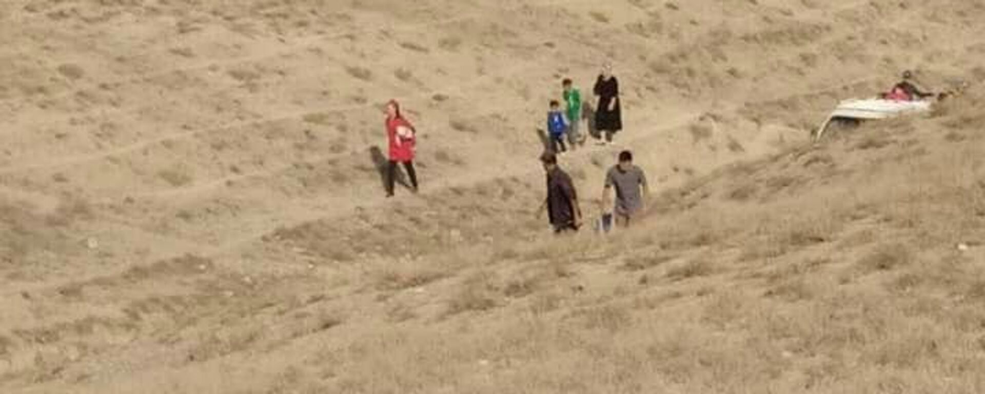 Житель Лейлекского района Баткенской области снял на видео, как женщины и дети бегут во время обстрелов с таджикской стороны - Sputnik Кыргызстан, 1920, 16.09.2022