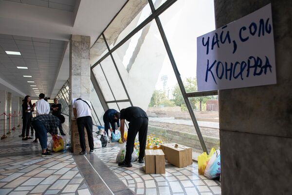 Чогултулган жардам муктаждар арасында бөлүштүрүлөт - Sputnik Кыргызстан