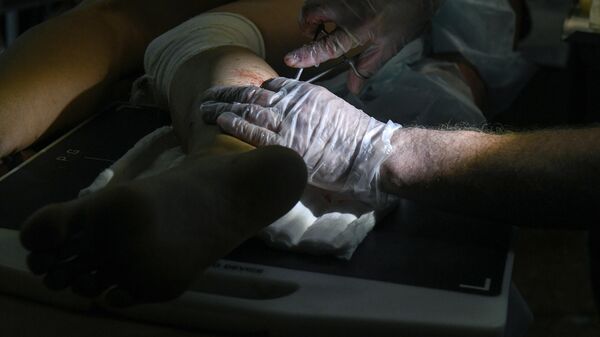 Хирург проводит операцию. Архивное фото - Sputnik Кыргызстан