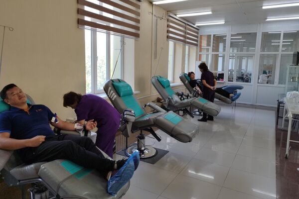 У Республиканского центра крови в Бишкеке наблюдается очередь желающих сдать кровь для пострадавших в результате конфликта на границе - Sputnik Кыргызстан