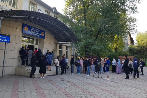 По информации заместителя руководителя центра Айганыш Сатыбалдиевой, с утра порядка 500 человек сдали кровь - Sputnik Кыргызстан