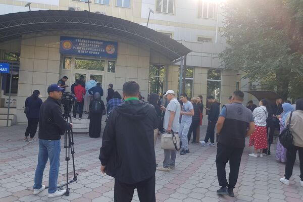 По информации заместителя руководителя центра Айганыш Сатыбалдиевой, с утра кровь сдали порядка 500 человек - Sputnik Кыргызстан