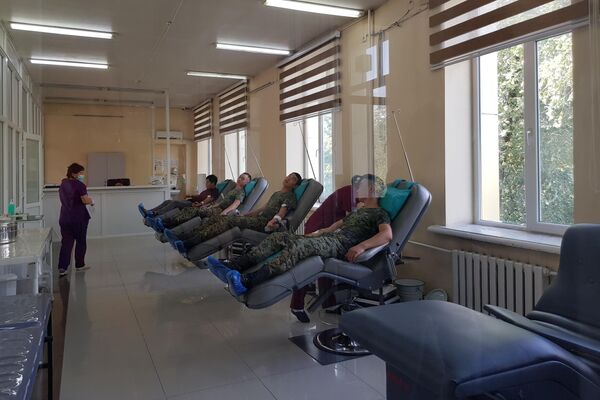 Возле Республиканского центра крови в Бишкеке наблюдается очередь желающих сдать кровь для пострадавших в результате конфликта на границе - Sputnik Кыргызстан