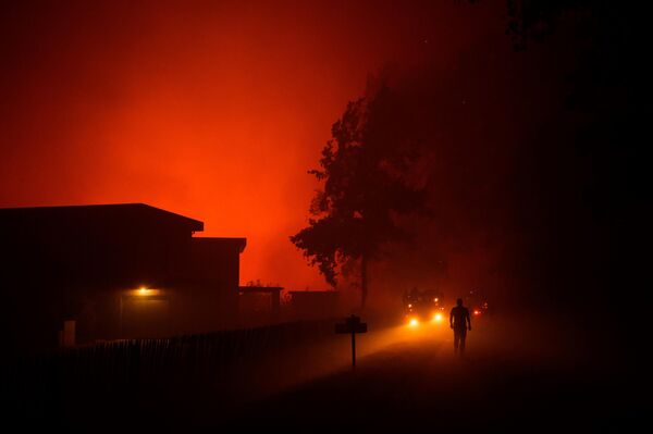 Дома в Сомосе (Франция), к которым приближается лесной пожар - Sputnik Кыргызстан