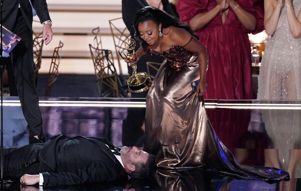 Квинта Брансон и Джимми Киммел, лежащий на сцене на 74-й церемонии вручения премии &quot;Эмми&quot; в Лос-Анджелесе (США) - Sputnik Кыргызстан