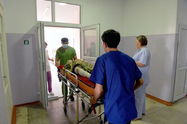 Председатель кабинета министров КР Акылбек Жапаров навестил в больнице граждан, получивших ранения в ходе вооруженного конфликта на кыргызско-таджикской границе - Sputnik Кыргызстан
