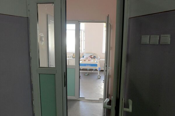 Кроме того, глава кабмина навестил раненых граждан, в том числе военнослужащих, 36 из которых получают лечение в Национальном госпитале - Sputnik Кыргызстан