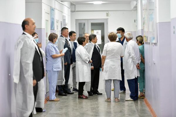 Жапаров подчеркнул, что всем пострадавшим будут обеспечены лечение и дальнейшая реабилитация - Sputnik Кыргызстан