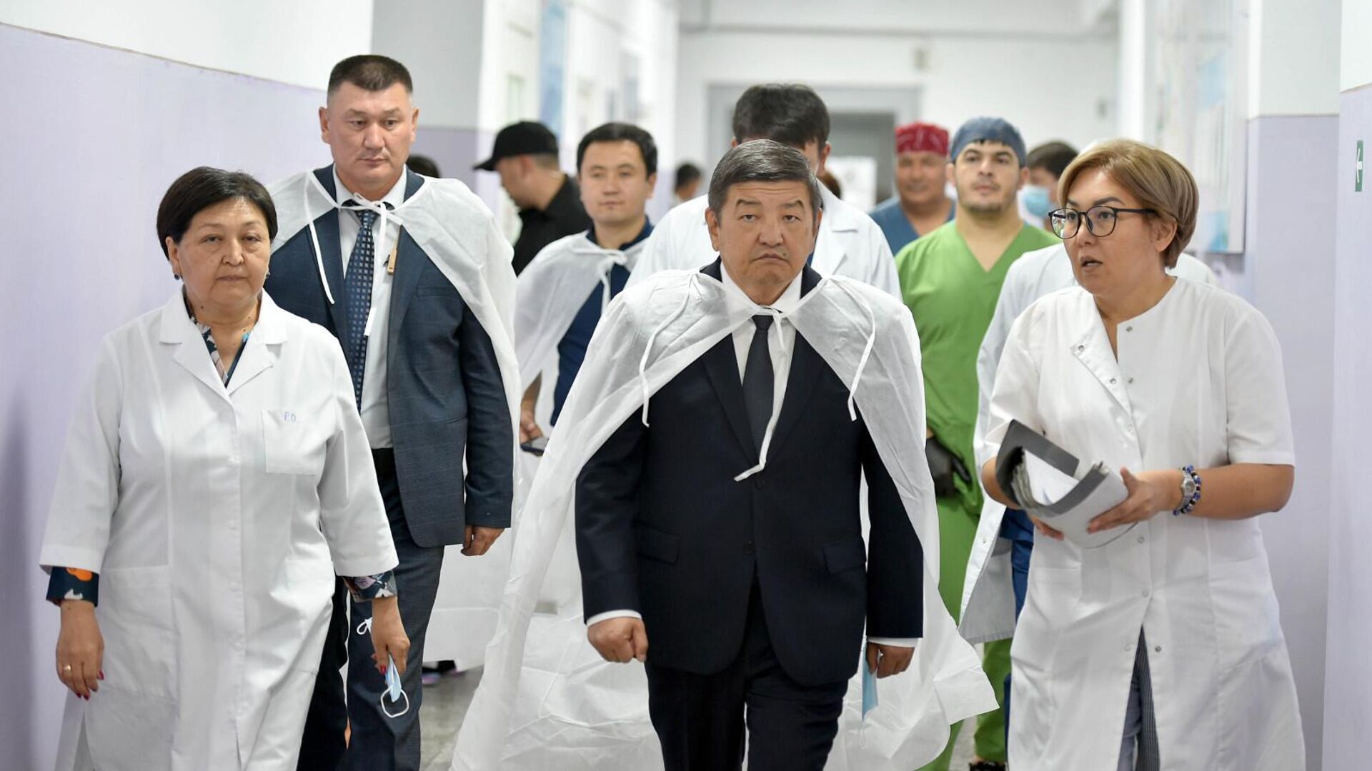 Председатель кабмина КР навестил раненых граждан в ходе вооруженного конфликта в Баткенской области - Sputnik Кыргызстан, 1920, 17.09.2022
