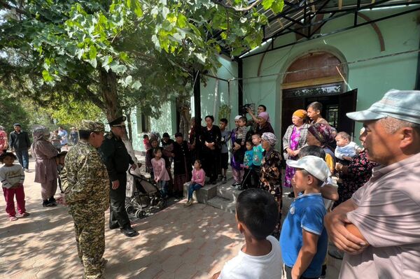 Сегодня, 18 сентября, комиссия во главе в Камчыбеком Ташиевым встретилась с жителями пострадавших от вооруженного вторжения приграничных районов Баткенской области, которые вынуждены были покинуть свои дома из-за агрессии на границе - Sputnik Кыргызстан