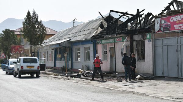 Баткен облусунда Тажикстандын аткылоосунан кийин талкаланган имарат. Архив - Sputnik Кыргызстан