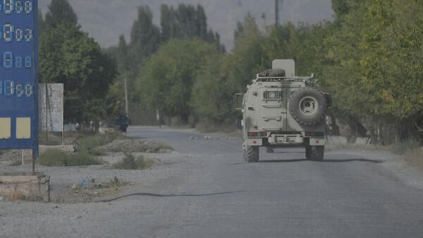 Военный транспорт едет в одном из населенных пунктов Баткенской области после обстрела Таджикистаном - Sputnik Кыргызстан