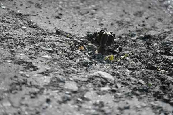 Неразорвавшийся снаряд на трассе в одном из сел Баткенской области - Sputnik Кыргызстан