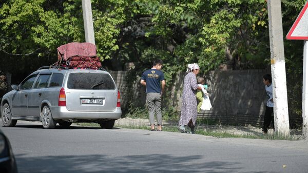 Люди на улице в одном из населенных пунктов Баткенской области после обстрела Таджикистаном - Sputnik Кыргызстан