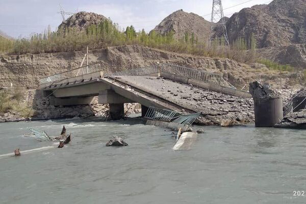 Пресс-служба Министерства транспорта и коммуникаций отправила фотографии взорванного моста в Баткенском районе - Sputnik Кыргызстан