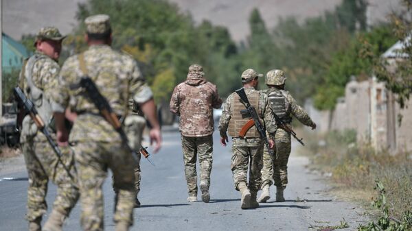 Военнослужащие Кыргызстана патрулируют в одном из населенных пунктов Баткенской области. Архивное фото - Sputnik Кыргызстан