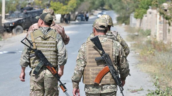 Военнослужащие Кырыгзстана патрулируют в одном из населенных пунктов Баткенской области после обстрела Таджикистаном - Sputnik Кыргызстан
