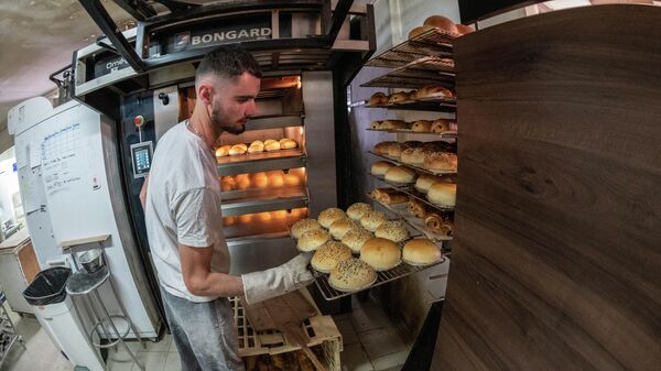 Сотрудник пекарни во Франция. Архивное фото - Sputnik Кыргызстан
