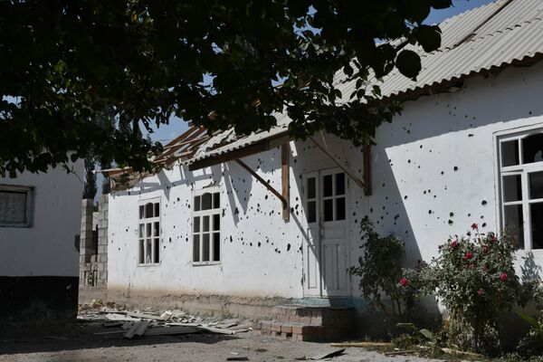 Жилой дом, обстрелянный таджикскими войсками в селе Ак-Сай  - Sputnik Кыргызстан