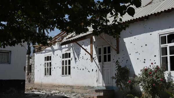 Жилой дом обстрелянный таджикскими войсками в селе Ак-сай Баткенской области - Sputnik Кыргызстан